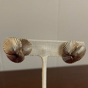 Gold tone shell earrings. Vintage. No stamp marks.